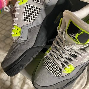 Jordan Retro 4 Grade school size 6y